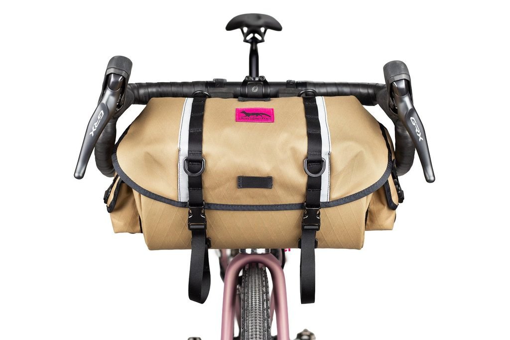 Bolsa de manillar de bikepacking entre las manetas de una bicicleta gravel