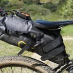 Bolsa de sillín de bikepacking instalada en una bicicleta gravel