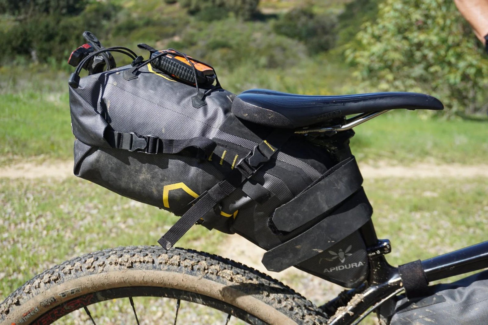 Bolsa de sillín de bikepacking instalada en una bicicleta gravel