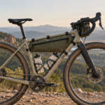 Bicicleta gravel con bolsa de cuadro para bikepacking instalada en el triángulo principal.