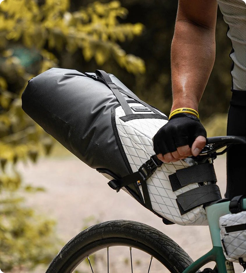 Bolsa de sillín Rhinowalk Wilderness 14L instalada en bicicleta gravel 2
