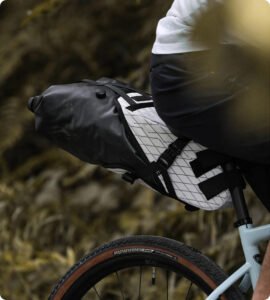 Bolsa de sillín Rhinowalk Wilderness 14L instalada en bicicleta gravel