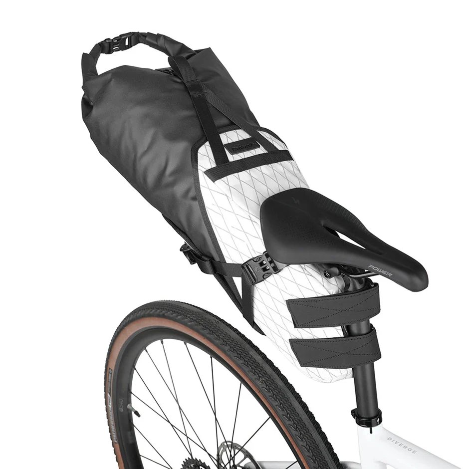 Bolsa de sillín Rhinowalk Wilderness 14L instalada en bicicleta gravel blanco