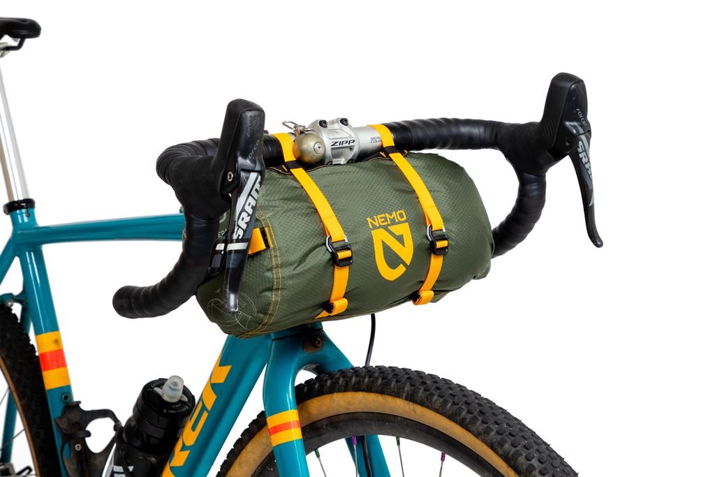 Espacio entre una bolsa de manillar de bikepacking y la rueda delantera