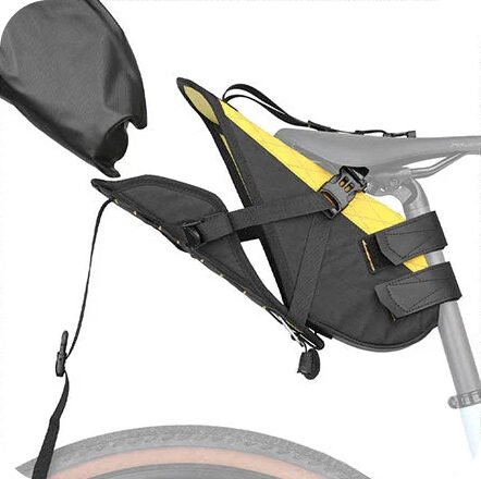 Instalación de la bolsa de sillín Rhinowalk Wilderness con correas en sillín y tija 05