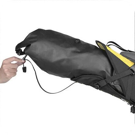 Instalación de la bolsa de sillín Rhinowalk Wilderness con correas en sillín y tija 06